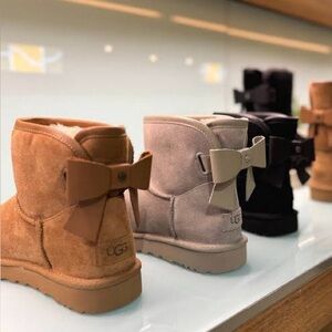 UGG boots 🤍 Ultra mini Bailey Leather bow Boots size7 woman like new